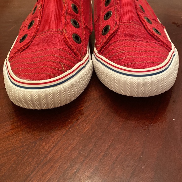 🦊 Blowfish loveless tennis shoes. Red and ready for summer. - Picture 3 of 7